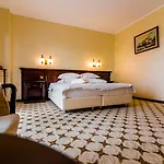 Hotel Golden House 4*