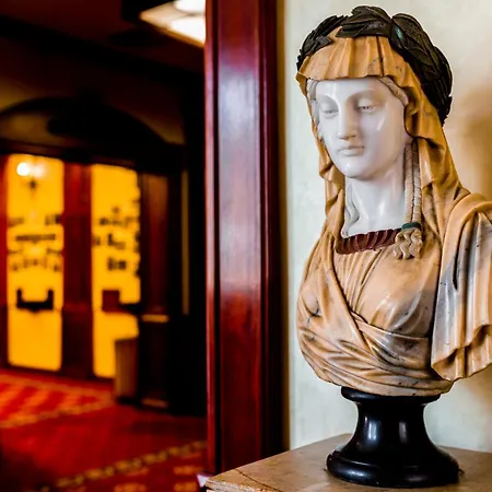 Golden House Κραϊόβα