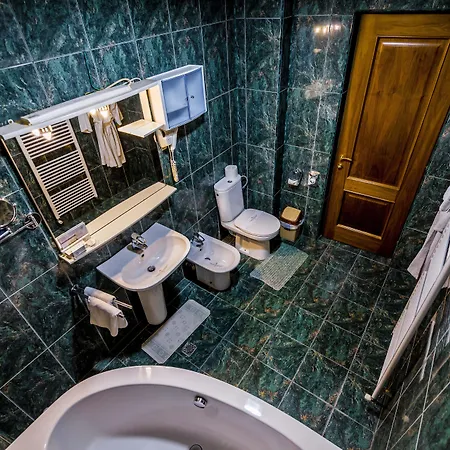 Golden House Хотел 4*